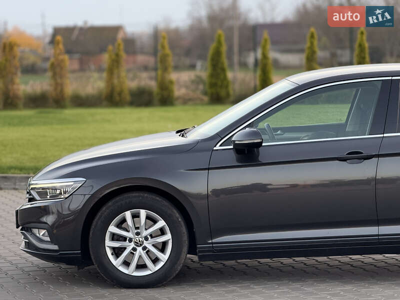 Седан Volkswagen Passat 2022 в Луцке