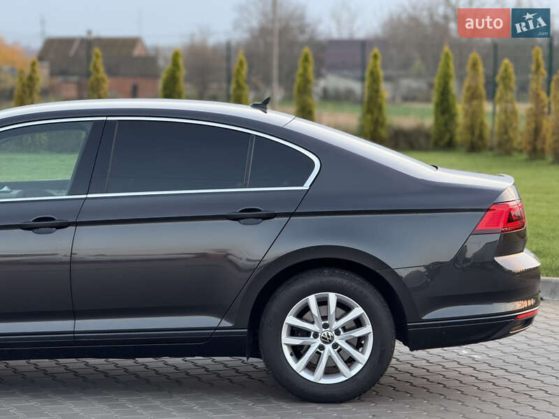 Седан Volkswagen Passat 2022 в Луцке