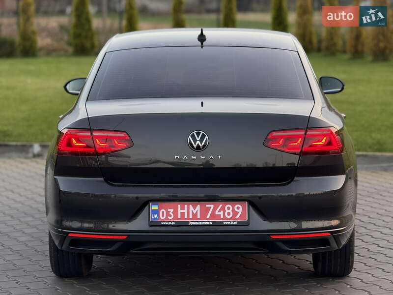 Седан Volkswagen Passat 2022 в Луцке