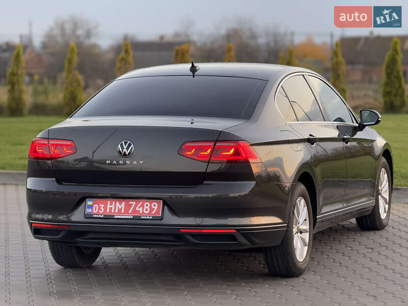 Седан Volkswagen Passat 2022 в Луцке