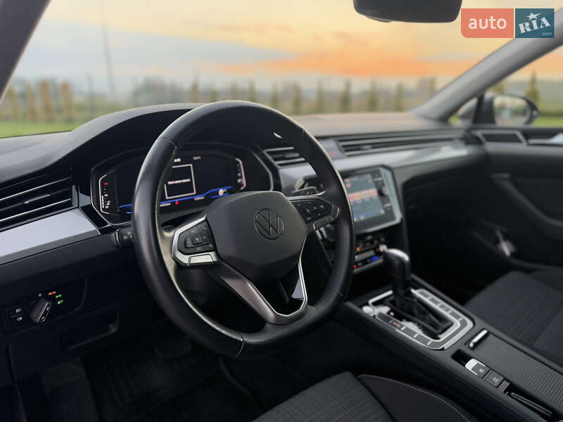 Седан Volkswagen Passat 2022 в Луцке