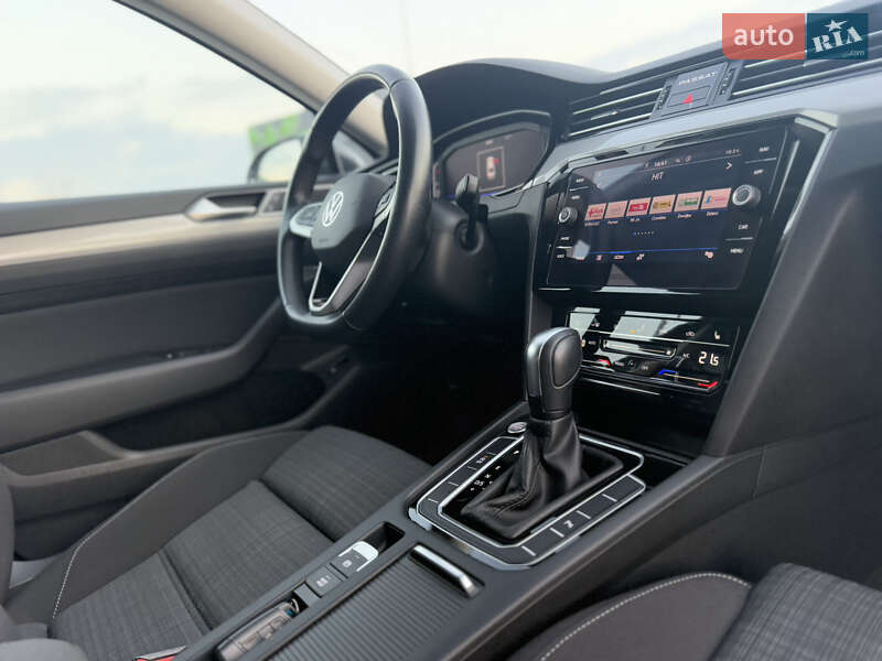 Седан Volkswagen Passat 2022 в Луцке