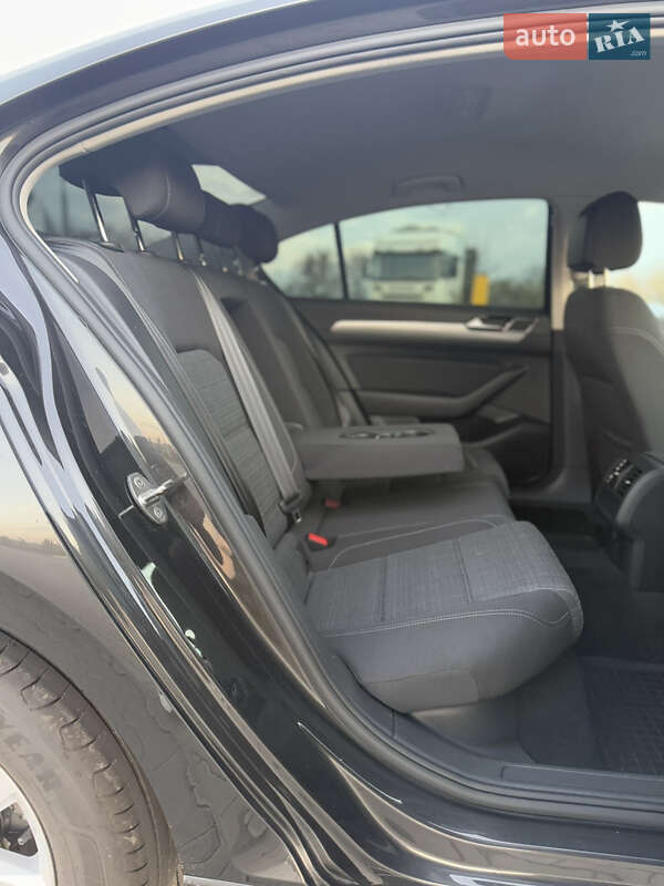 Седан Volkswagen Passat 2022 в Луцке