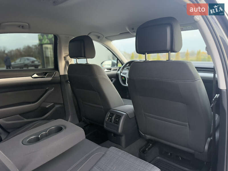 Седан Volkswagen Passat 2022 в Луцке