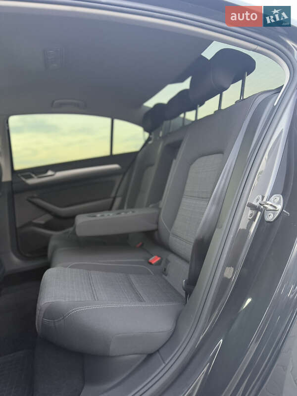 Седан Volkswagen Passat 2022 в Луцке