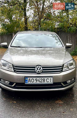 Седан Volkswagen Passat 2013 в Ужгороді