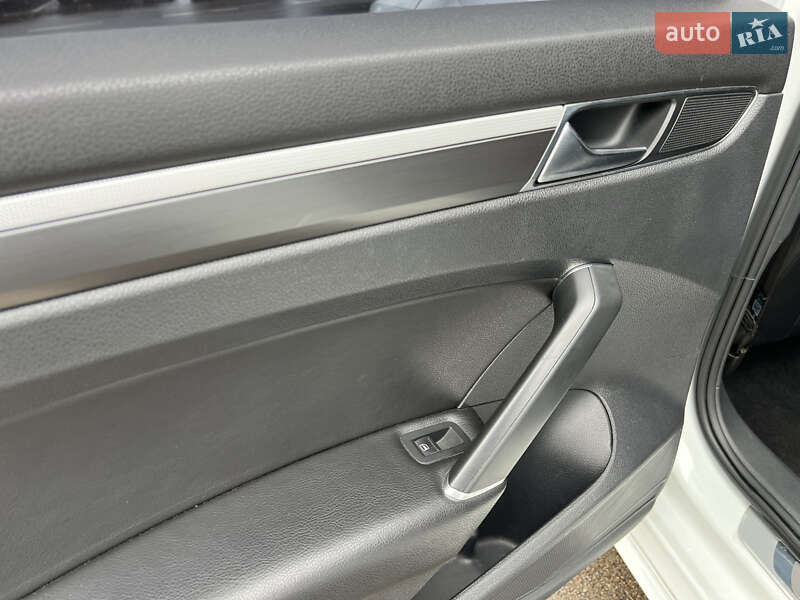 Седан Volkswagen Passat 2018 в Киеве