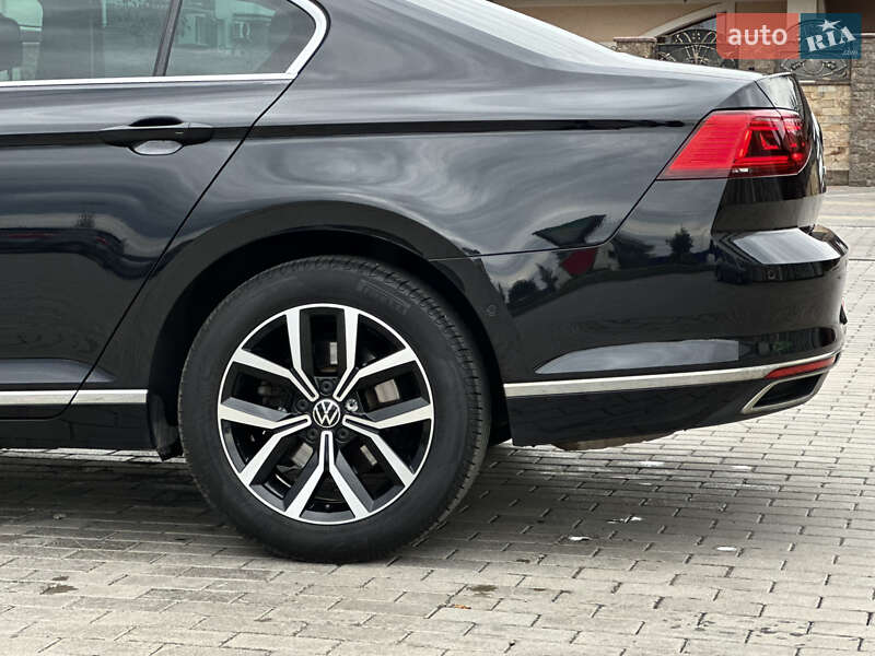 Седан Volkswagen Passat 2021 в Ровно