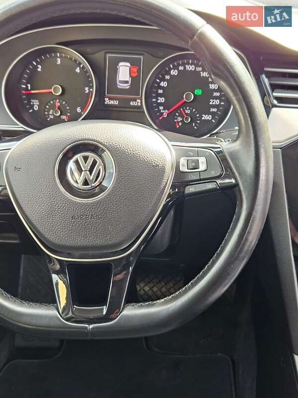 Універсал Volkswagen Passat 2015 в Ужгороді