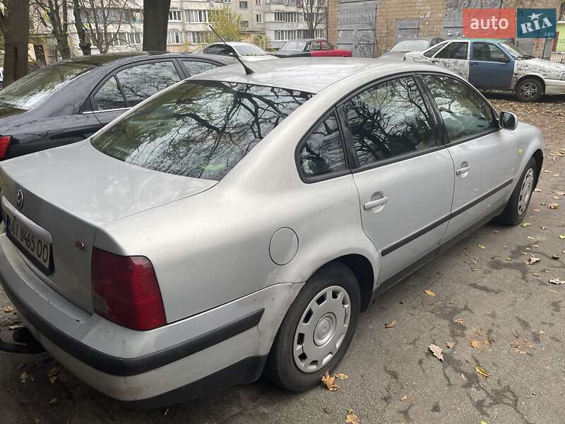 Седан Volkswagen Passat 1999 в Киеве