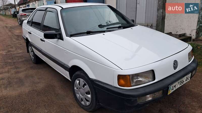Седан Volkswagen Passat 1989 в Коростене