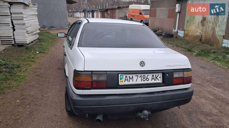 Седан Volkswagen Passat 1989 в Коростене