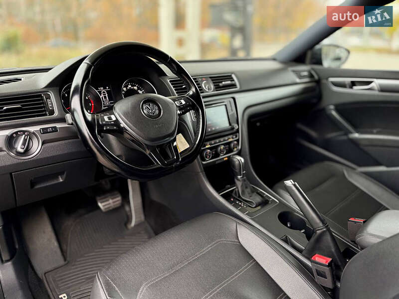 Седан Volkswagen Passat 2017 в Днепре