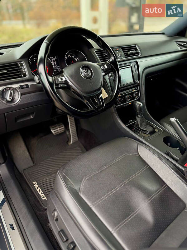 Седан Volkswagen Passat 2017 в Днепре