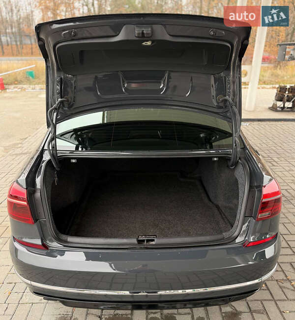 Седан Volkswagen Passat 2017 в Днепре