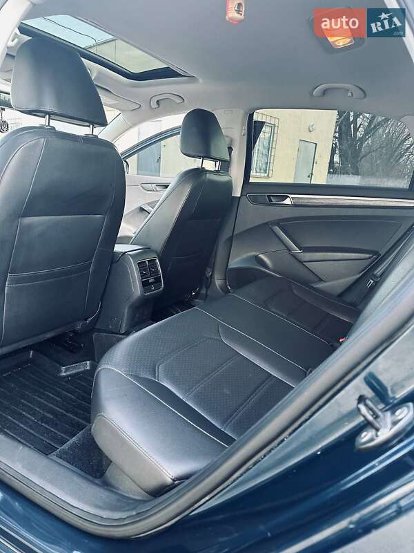 Седан Volkswagen Passat 2017 в Львове