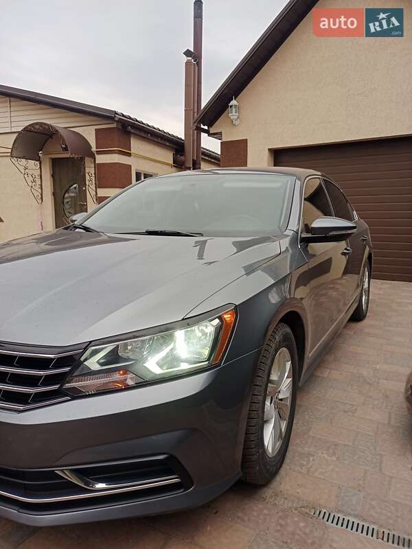 Седан Volkswagen Passat 2017 в Ромнах