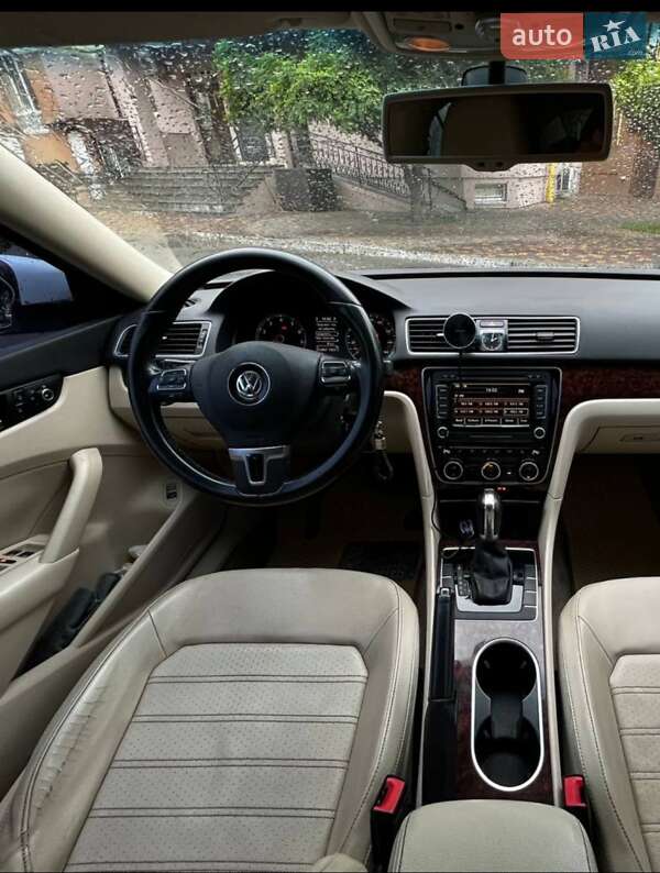 Седан Volkswagen Passat 2012 в Киеве