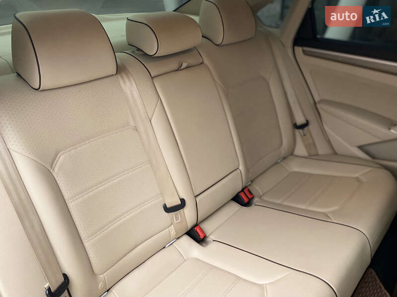 Седан Volkswagen Passat 2017 в Киеве