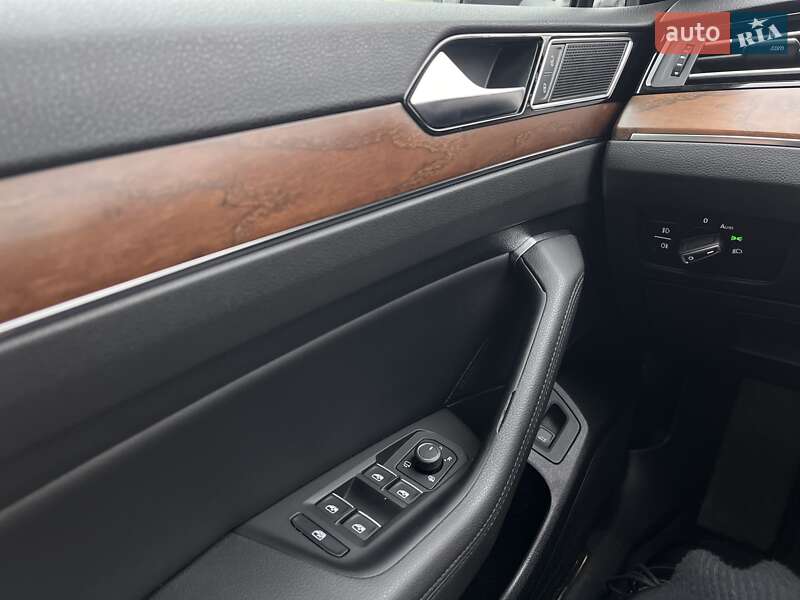 Седан Volkswagen Passat 2018 в Житомире