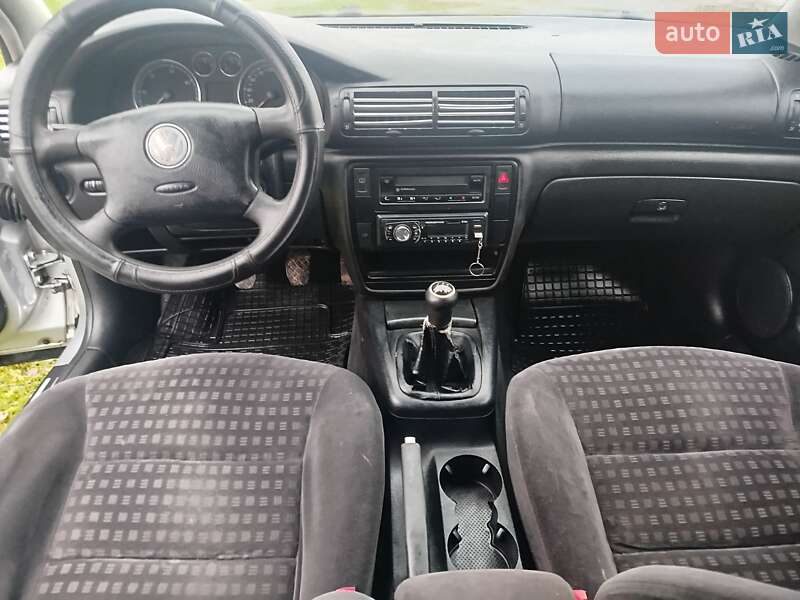 Универсал Volkswagen Passat 2003 в Старой Выжевке