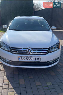 Седан Volkswagen Passat 2014 в Ровно
