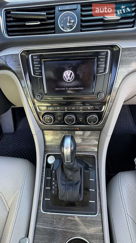 Седан Volkswagen Passat 2016 в Днепре