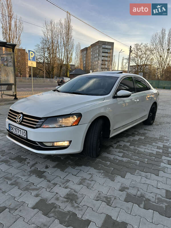 Седан Volkswagen Passat 2011 в Вараше