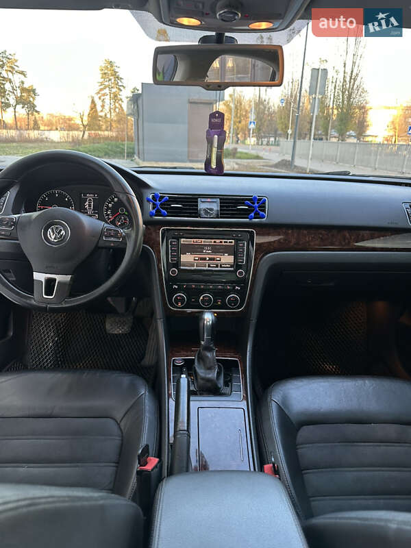 Седан Volkswagen Passat 2011 в Вараше