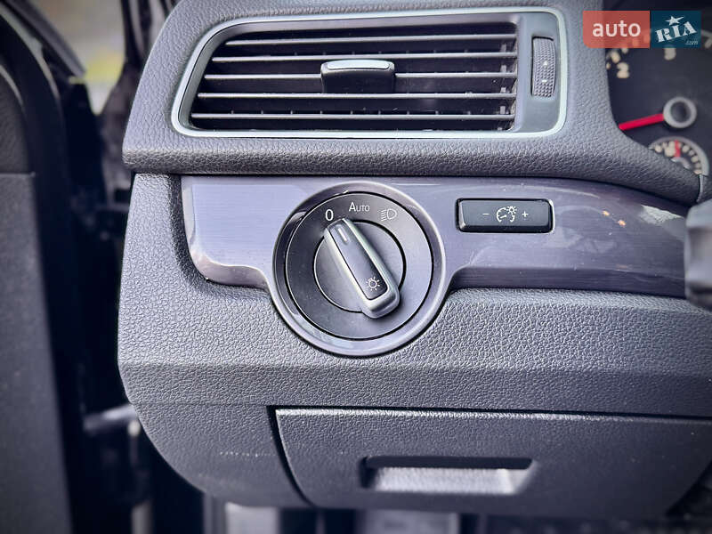 Седан Volkswagen Passat 2012 в Львове