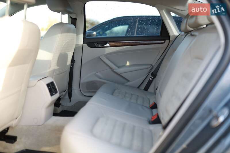 Седан Volkswagen Passat 2012 в Львове