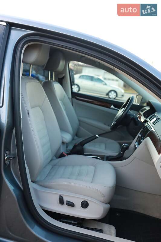 Седан Volkswagen Passat 2012 в Львове