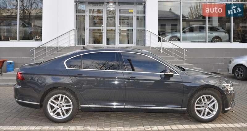 Седан Volkswagen Passat 2017 в Одессе