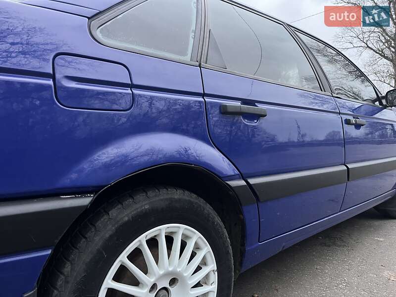 Седан Volkswagen Passat 1988 в Гадяче
