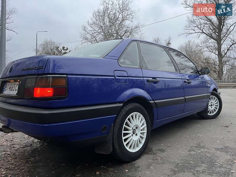 Седан Volkswagen Passat 1988 в Гадяче
