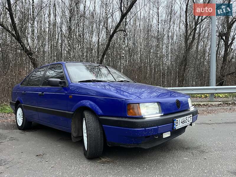 Седан Volkswagen Passat 1988 в Гадяче