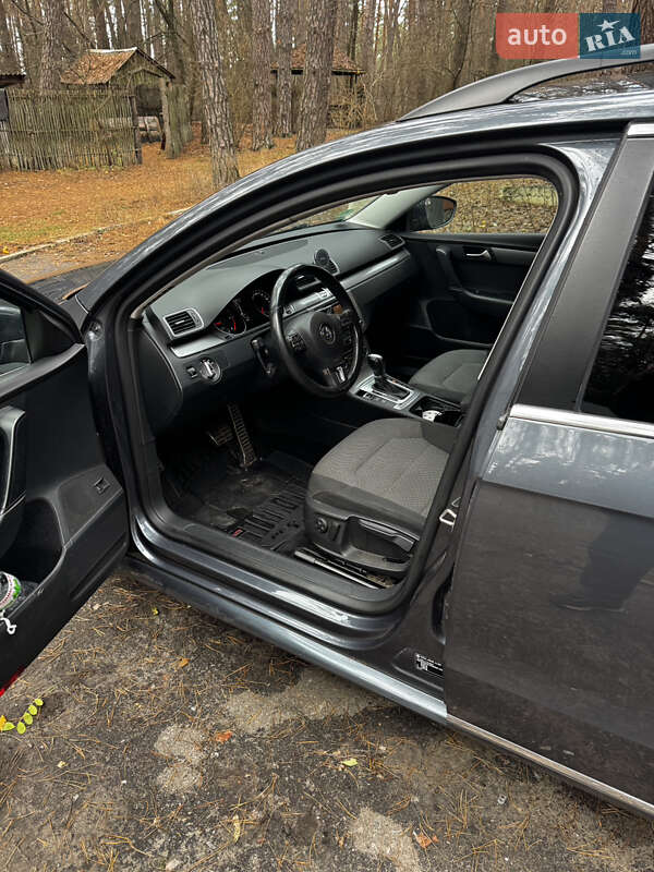 Універсал Volkswagen Passat 2011 в Охтирці