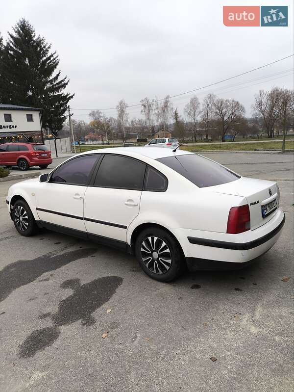 Седан Volkswagen Passat 1999 в Любаре
