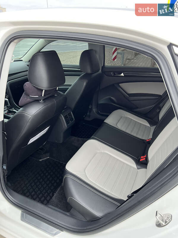 Седан Volkswagen Passat 2014 в Львове