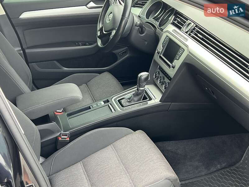 Седан Volkswagen Passat 2017 в Львове