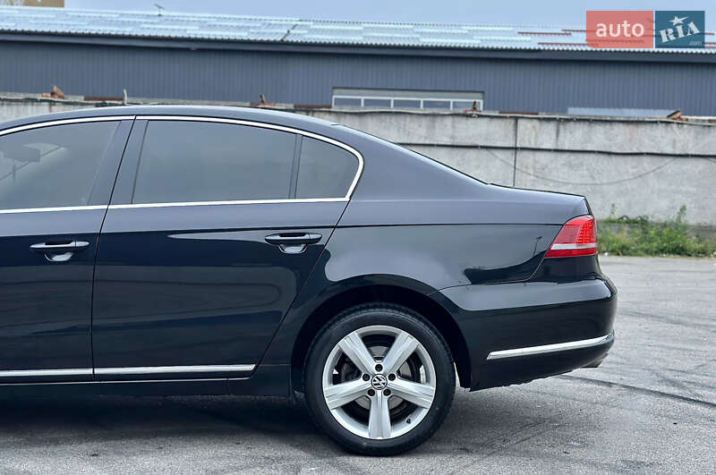 Седан Volkswagen Passat 2012 в Киеве