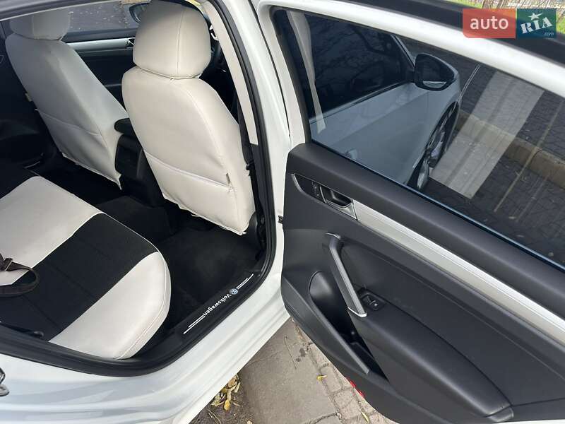 Седан Volkswagen Passat 2016 в Одессе