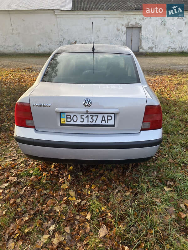 Седан Volkswagen Passat 1999 в Волочиске