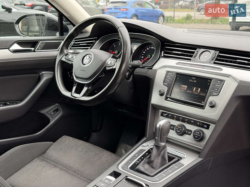 Седан Volkswagen Passat 2015 в Ужгороде