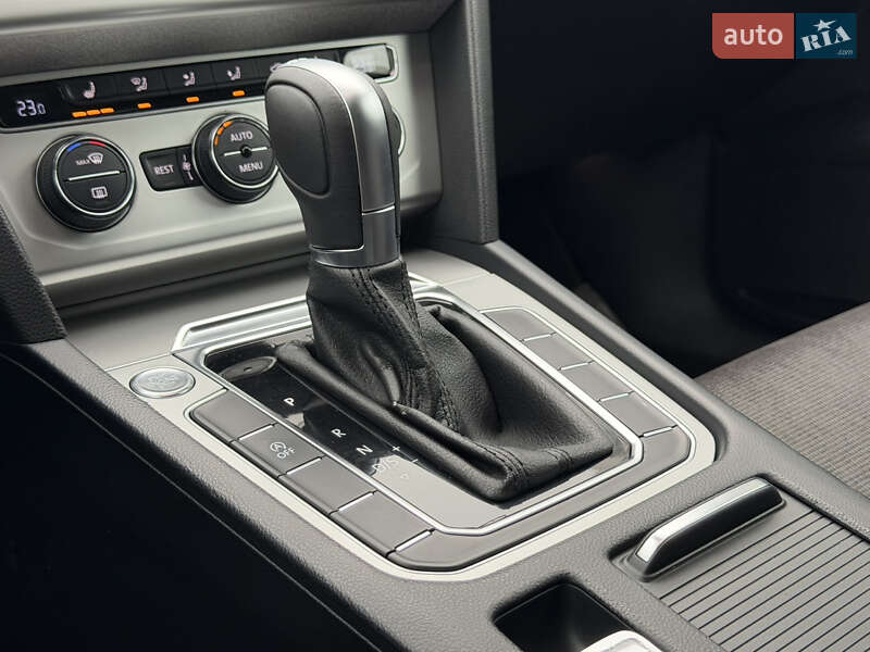 Седан Volkswagen Passat 2015 в Ужгороде