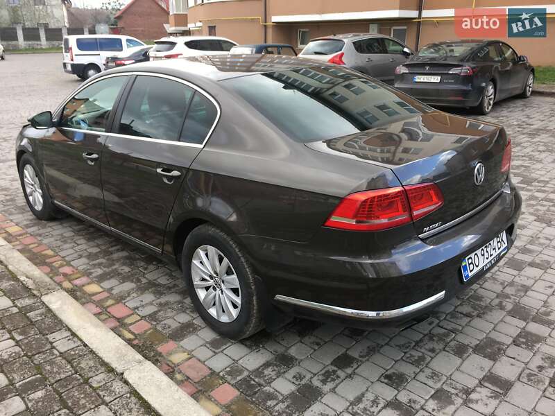 Седан Volkswagen Passat 2012 в Остроге
