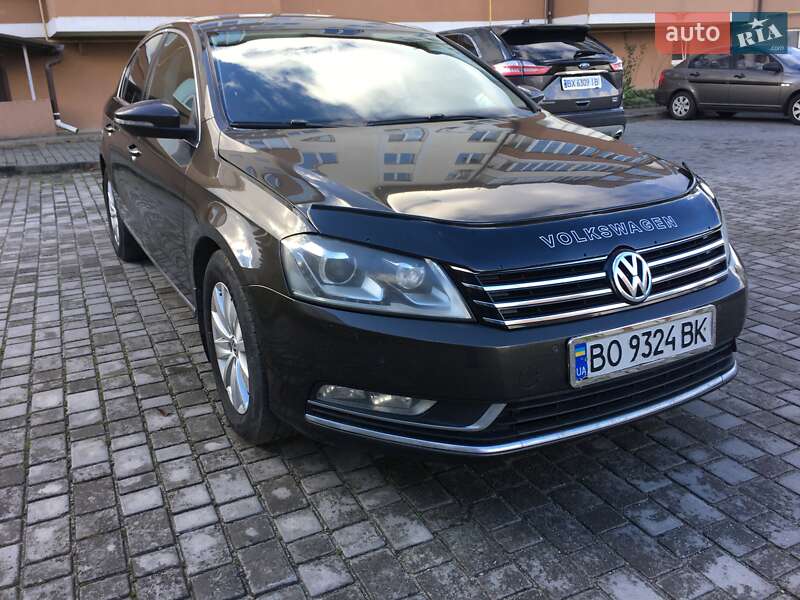 Седан Volkswagen Passat 2012 в Остроге