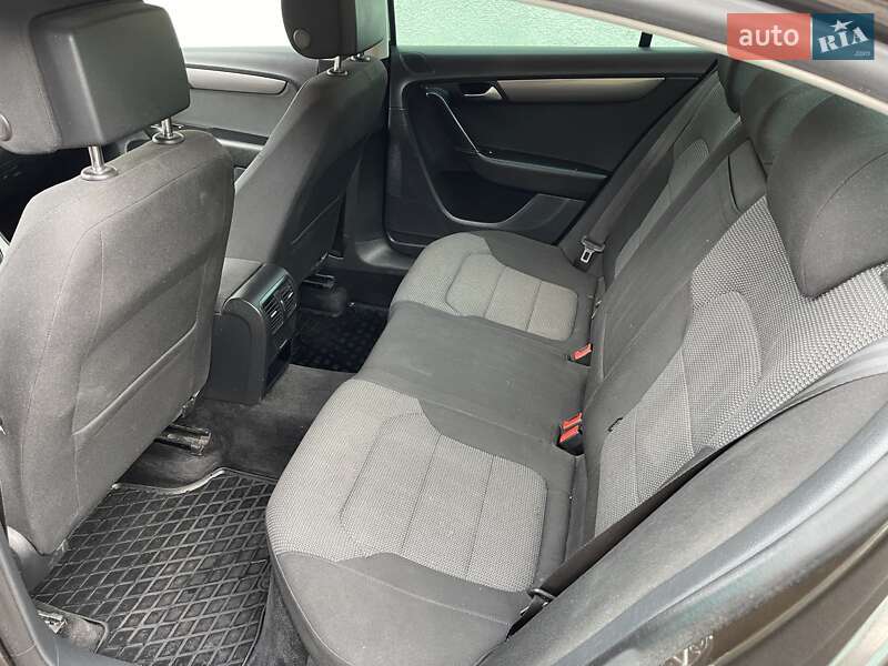 Седан Volkswagen Passat 2012 в Остроге
