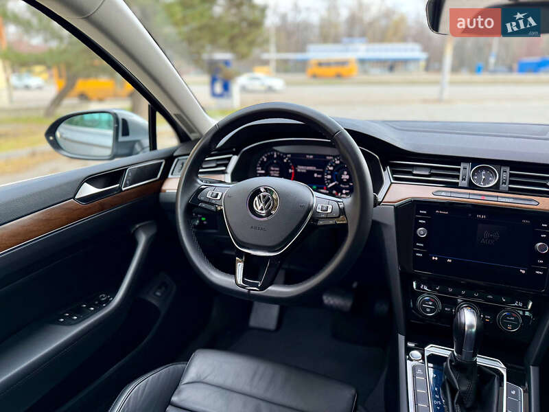 Седан Volkswagen Passat 2018 в Днепре