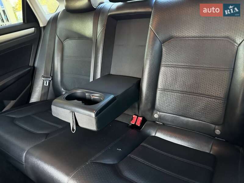 Седан Volkswagen Passat 2013 в Львове